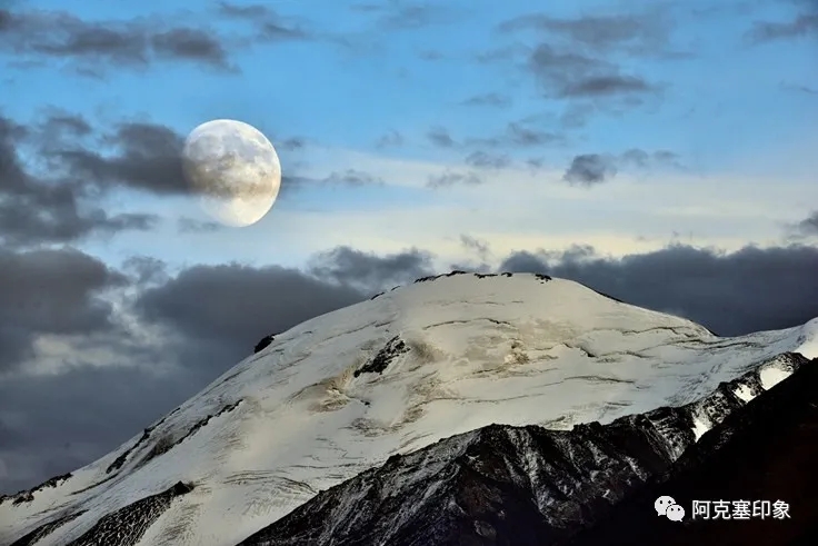 月亮雪山.webp